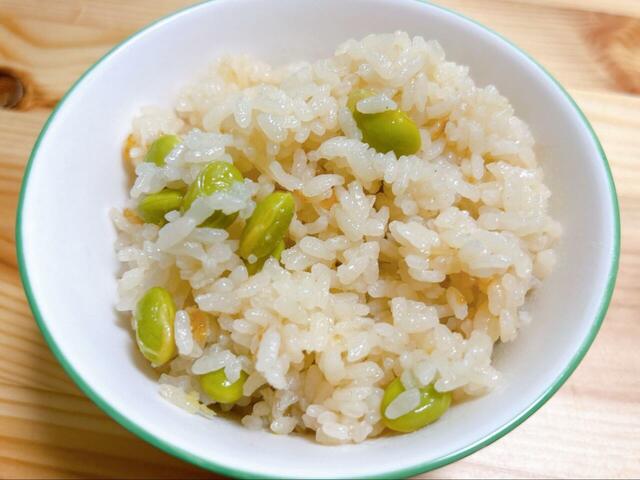 【業務スーパー むき枝豆】冷凍のまま炊飯器に入れたら炊き込みご飯の完成♪