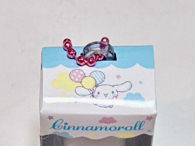 上部のボールチェーンは、通常のシナモロールはブルー。シークレットはピンクになっており、特別感っぷり！