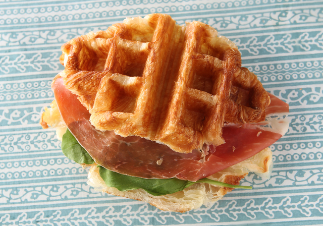 生ハムとルッコラのクロワッサンワッフルサンド