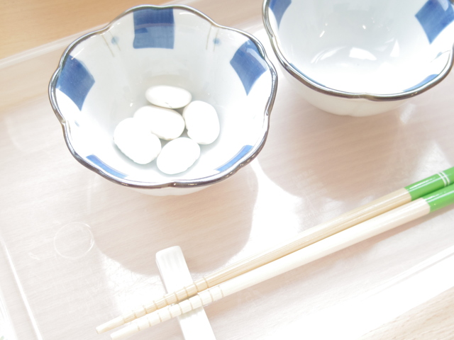 お箸の練習も、陶器のうつわで