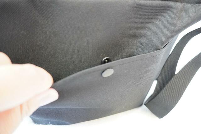 【Disneyland Paris Shoulder Bag Book】スナップボタン付きのポケット