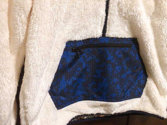 【ワークマン ストレッチフリース裏アルミプルオーバー】お腹のポケットは大容量