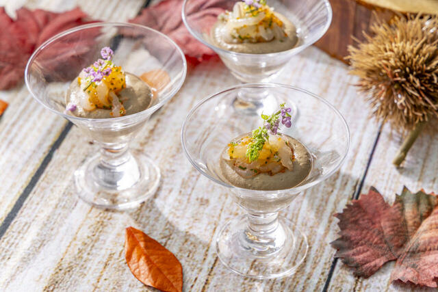 「比内地鶏のレバームースと富山産白エビのパルフェ」＜期間：2025年9月1日～11月14日＞【クリーミーで濃厚な生牡蠣を堪能する「オイスターステーション」登場！日本の秋の味覚が大集合するランチビュッフェ！】