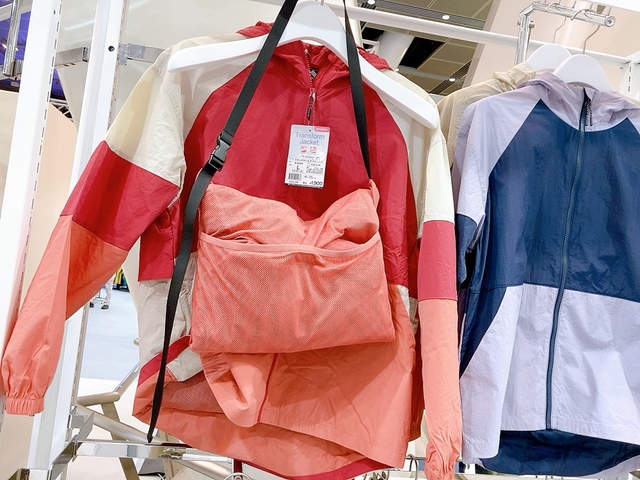 【ワークマン トランスフォームフードジャケット】カラーはネイビー、ブラック、カーキ、レッドの4色展開。サイズはM・L・LL