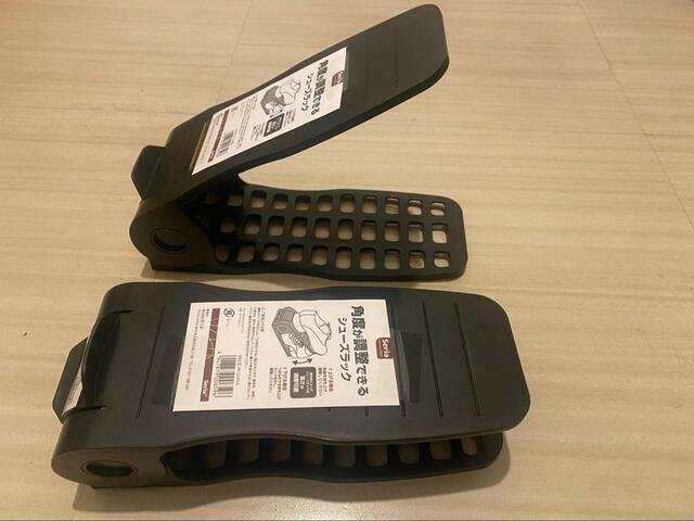 【セリア　角度が調整できるシューズラック】2足を1足分のスペースで収納できる