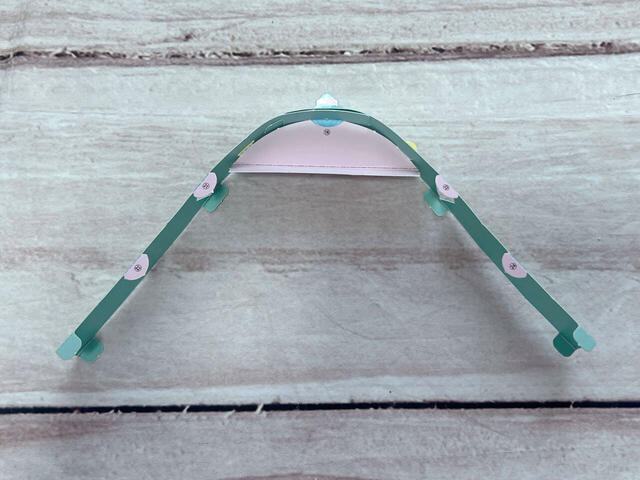 ほんたい3の折り筋を折り、ほんたい1＆2に差し込みます