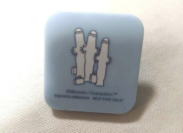 淡いブルーカラーにニョロニョロのイラストが3つ描かれています