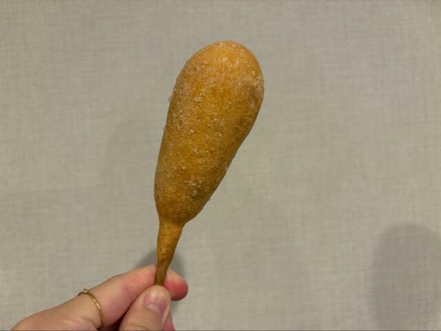 【ロピア アメリカンドッグ】1本手に持ってみると、想像していたよりずっしりとした重みがありました◎