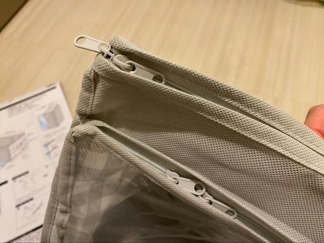 【カインズ　たて・よこ 使える衣類収納袋】メインポケット、窓部分にそれぞれチャックが2つ