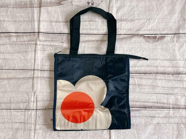 「フラワーペタル」のプリントがおしゃれなショッピングバッグ