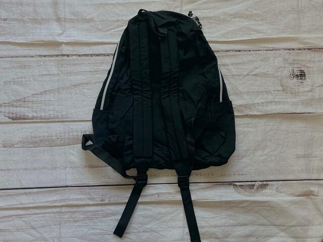 背面は装飾がないシンプルな作り