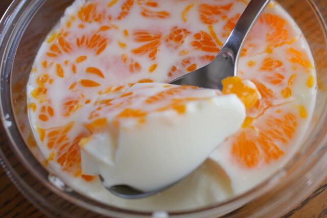 【ロピア　北海道牛乳プルプルミルクゼリー　1個　300円】ミルクの甘みと、みかんの酸味が好相性