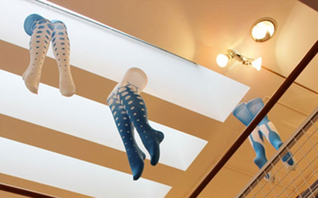 “水中×ニーソ”2人の女の子で2倍かわいい！