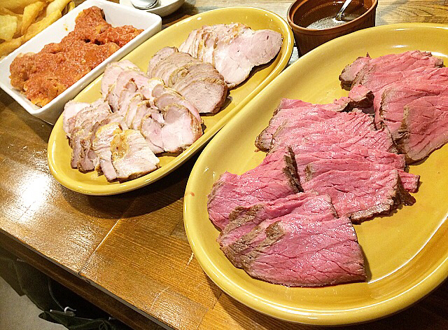 牛・豚・鶏の３種のお肉。お好きなものをお好きなだけ