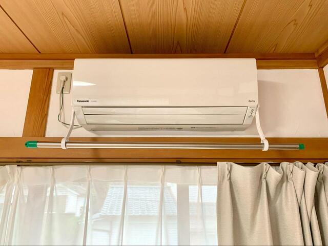 【山崎実業 フィルムフック エアコン 室内物干し ポールホルダー タワー】左右5cm以上竿が出るようにセット