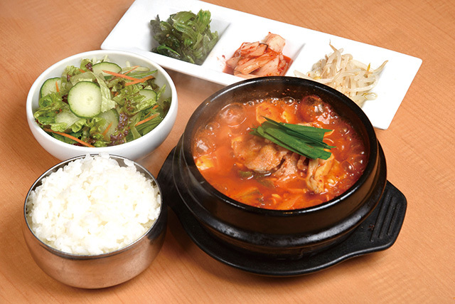 韓感　豚キムチスンドゥブチゲ 830円（ライス・サラダ・キムチ・ナムル付）　ライスとキムチやナムルはおかわり無料。