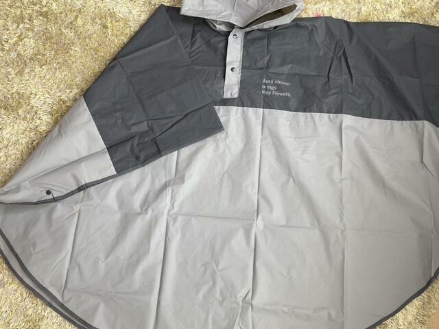 【スリーコインズ バイカラーレインポンチョ】税込550円で手に入るオシャレポンチョ