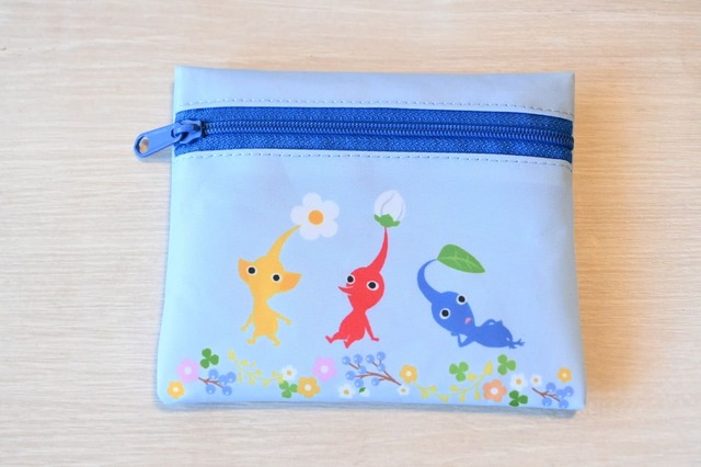 【「ゴディバ meets ピクミン」コレクション】水色をベースに赤ピクミン、青ピクミン、黄ピクミンがデザインされています