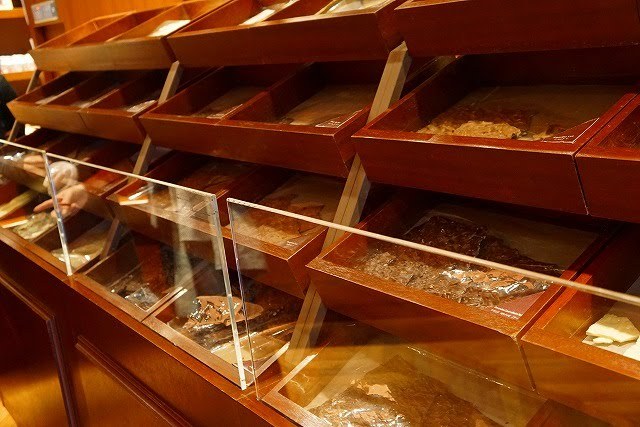 ブロンデル:マルトー(大きな板状のチョコレートをハンマーでたたいて割って量り売りされるチョコレート)