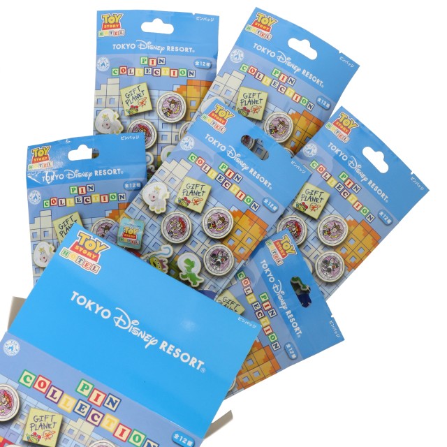ピンバッジセット 7,800円｜サイズ：(ピンバッジ)縦約3～4×横約2～3cmセット内容：1BOX全12種(1袋2個入り×6袋)｜販売店舗：東京ディズニーリゾート・トイ・ストーリーホテル内ディズニーショップ「ギフト・プラネット」