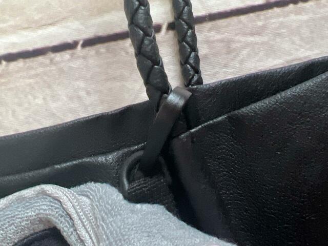 ショルダーストラップの結び目を解き、片方だけ残したナスカンをバッグに取り付けると…