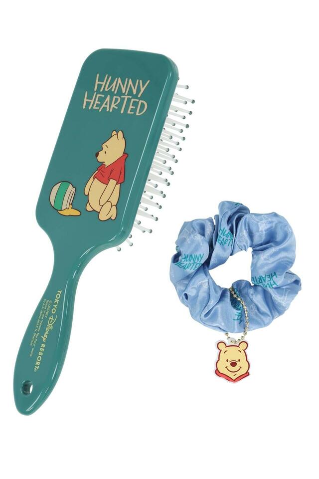 ヘアブラシ&シュシュ 2,400円｜東京ディズニーリゾート「くまのプーさん」グッズ｜販売店舗：東京ディズニーランド「プーさんコーナー」、東京ディズニーシー「ヴィラ・ドナルド・ホームショップ」｜発売日：2025年12月4日（木）