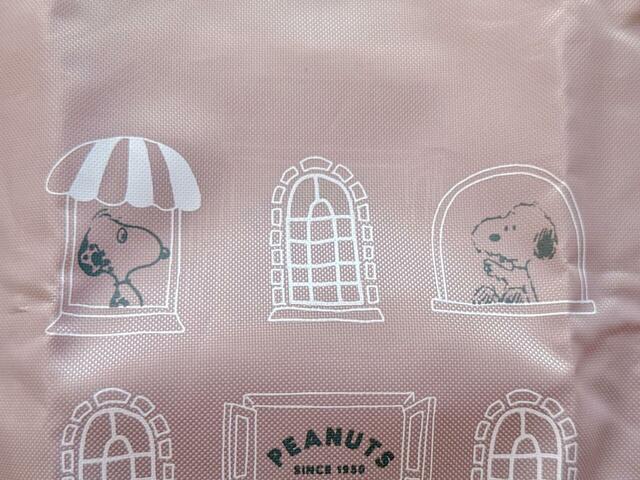 上段の窓にはマーブルスとアンディがいます。スヌーピーとの違い、わかりますか？