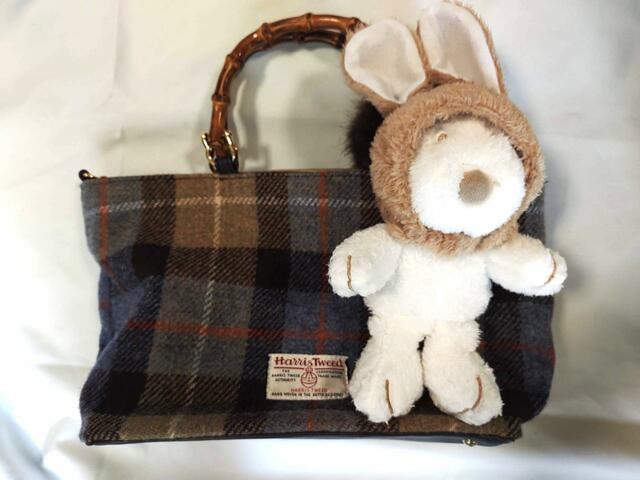 『SNOOPY 2023 卯スヌーピーのぬいぐるみポーチ BOOK』暗めカラーのツイードと相性バッチリ