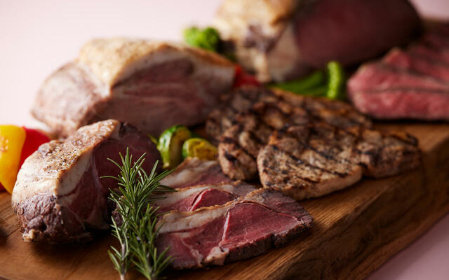 「牛ロースのグリル/国産豚ロースのグリル/ラム肉のグリル」<期間:2026年3月1日〜4月30日>【浅草で多彩なメニューをブッフェで楽しむ!「牛ロースのグリル」や「ラム肉のグリル」などの約100種の料理が食べ放題!】