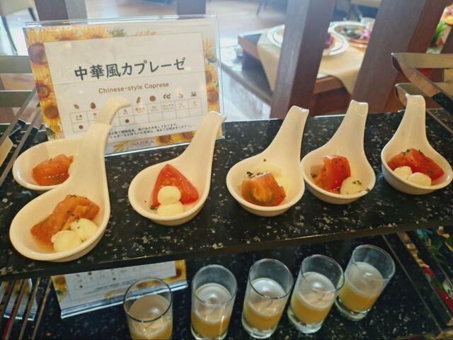 【川崎日航ホテル「ナトゥーラ」鉄板焼きサーロインステーキ食べ放題&サマーブッフェ】中華風カプレーゼ、かなり惹かれました