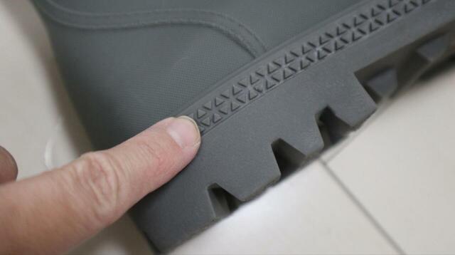 【ワークマン 防寒防水サファリシューズ】ソールは一番高い部分で約3.5cm。ほどよい高さで歩きやすいです◎