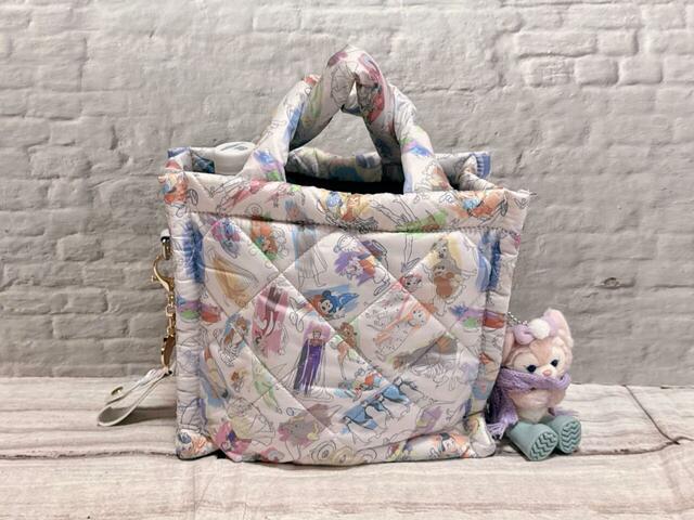 パークに遊びに行くときは、サイドのDカンにマスコットやカチューシャホルダーをつけるのがおすすめ!【ディズニー キルティングバッグ Ink and Paint Collection】