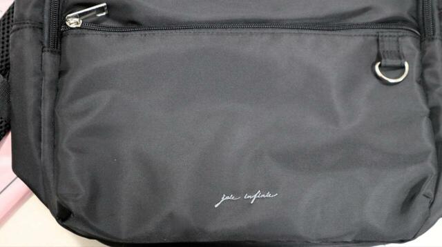 【Honeys 多収納スクエアリュック】本体下部にあるロゴ刺繡は控えめで、全体はシンプルな印象です