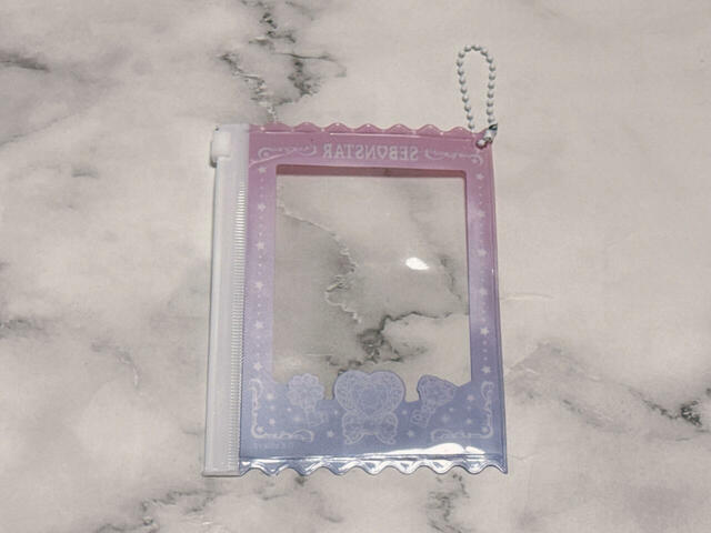 背面は装飾がない無地