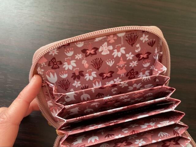 【宝島社　MOOMIN カードが見やすい じゃばら式コンパクト財布 BOOK SMOKY PINK】ミニ財布とは思えない収納力にびっくり！