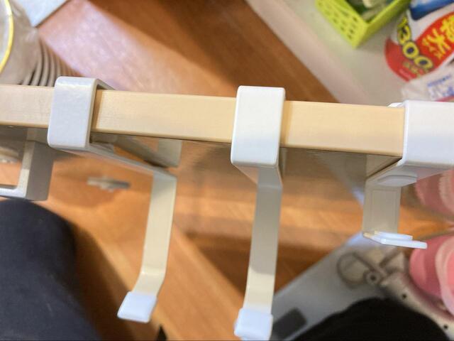 【山崎実業 tower ドライヤーハンガー】シンクの扉がドライヤー収納に！