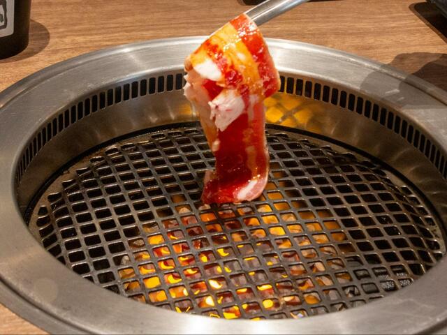 【牛角食べ放題専門店 定番コース 】まずは厚切りとろカルビを焼いていきます