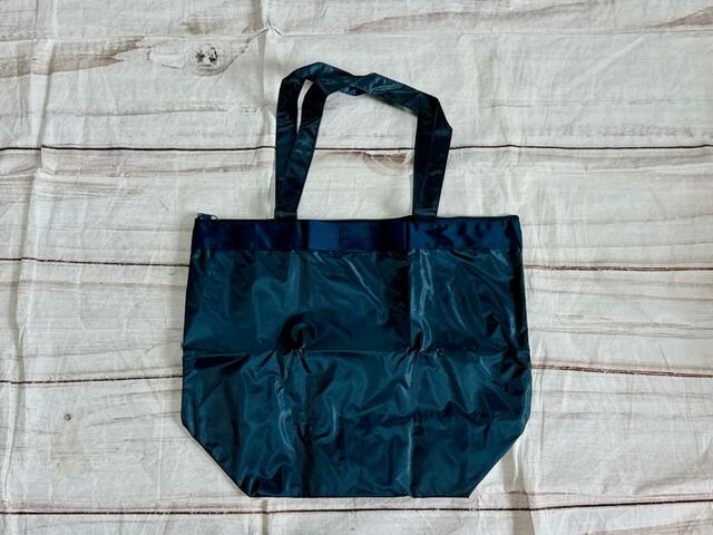 ネイビーカラーの上品なマナーバッグ！