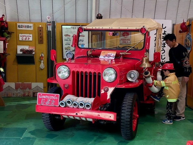 【ユメノバ】子ども消防隊員とじぷた。誰でも防火衣を着て、じぷたと一緒に記念写真を撮ることができます