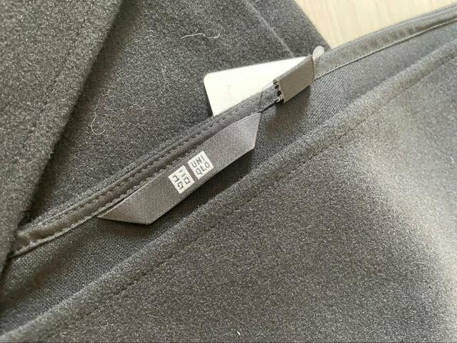 【UNIQLO ブラッシュドジャージージャンパースカート】見えにくい場所にタグがついているので、コーディネートを邪魔しません