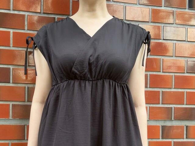 カシュクールデザインでデコルテを美しく見せてくれます。顔周りもすっきり見えてGood!