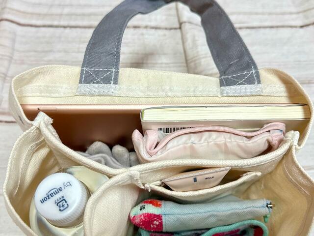 なんとメイン収納にはiPad（第7世代）が収納できました！