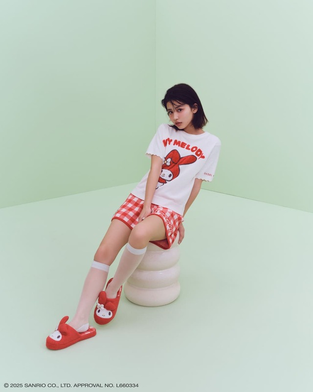 【MY MELODY】ニットプルオーバー（全3色）各9,900円、【MY MELODY】ニットショートパンツ（全3色）各7,150円／マイメロディとマイスウィートピアノをフロントに大きく描いたジャガードの半袖ニットプルオーバー