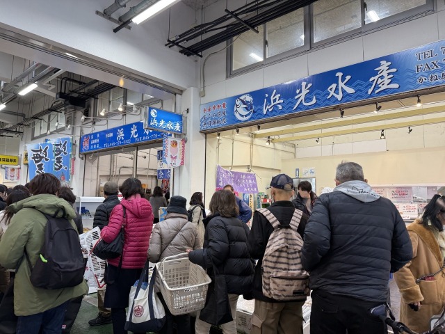 お買い得商品が多い「かね扇」は行列ができるほど人気。