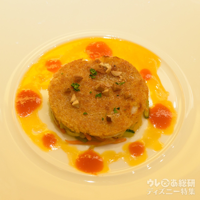 「エンパイア・グリル」“ピクサー・プレイタイム”エンパイアディナー：カサゴのガーリッククラスト ブラッドオレンジ香るブイヤベースソース｜ディズニーアンバサダーホテル