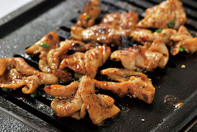 神保町食肉センター 本店（神保町） シロ 600円　かむたびに味噌ダレと肉の旨みが口に広がる。歯応えもよく、箸が止まらなくなる一品。