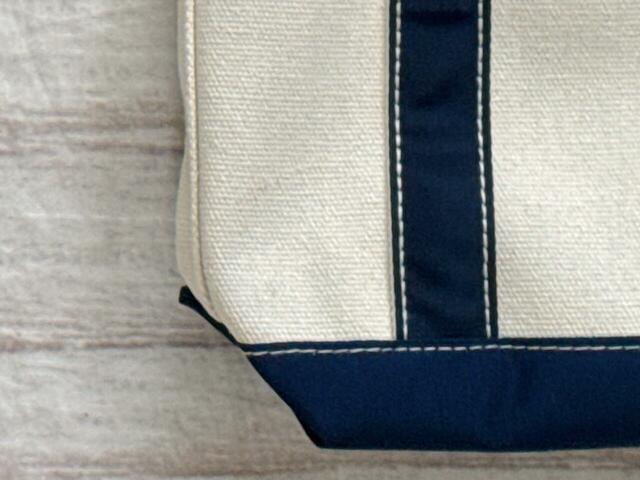 アイボリーとネイビーの色合わせがおしゃれ