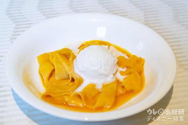 クレープと白いバニラアイスクリーム(ランチのみ)|“ディズニー・イースター”ランチブッフェ/ディナーブッフェ|東京ディズニーシー・ホテルミラコスタ「オチェーアノ」