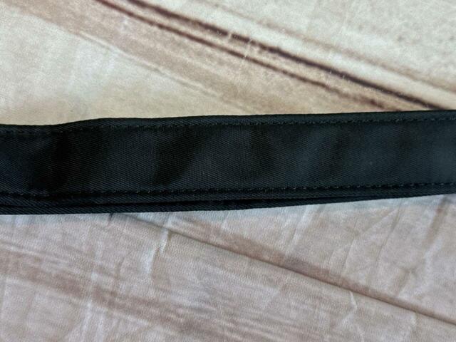 やや幅広なショルダーストラップは肩に食い込みにくいのがうれしいポイント！