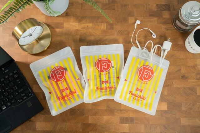 「ジッパーバッグ(3枚入り)」<サイズ:約W160×H210mm(マチ 40mm)>【“限定ファミチキデザイングッズ”や“3,000円相当のクーポン”入り!「ファミマの福袋2025」数量限定でファミペイWEB予約開始!】